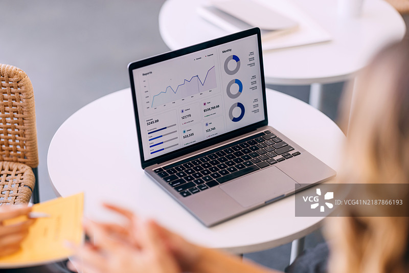 商务分析会议，笔记本电脑屏幕上显示图表图片素材