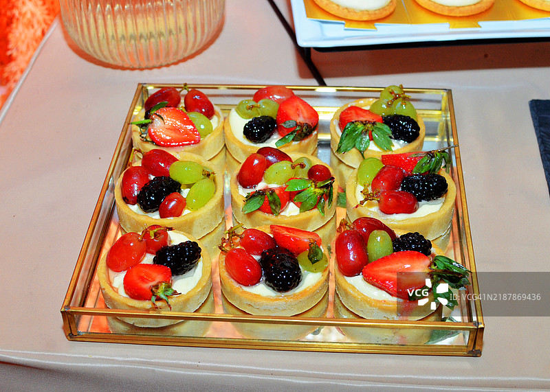 高角度视图的桌子上放着甜点托盘图片素材