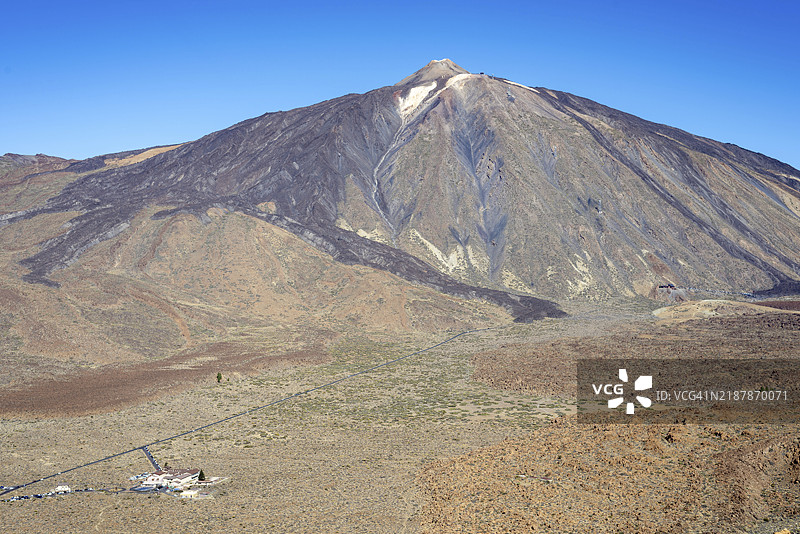 在阿尔托·德·瓜哈拉（2715米）攀登过程中，俯瞰奇特形状的火山岩石形成物——加西亚岩石（Roques de García）、游客中心和帕拉多酒店，背后是3717米的特德峰（Pico del Teide），日出时分，特德国家公园（Teide National Park）。图片素材
