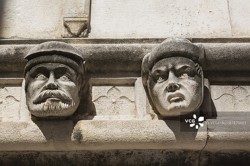 克罗地亚希贝尼克圣詹姆斯大教堂外墙上的雕刻面孔和建筑细节图片素材