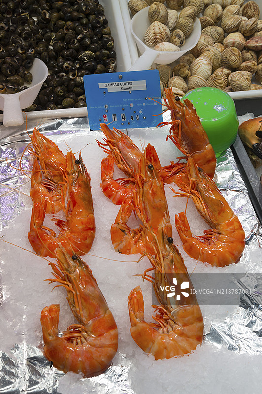 新鲜的虾在冰上展示，附有价格标签，周围是其他海鲜，特鲁维尔海鲜市场，诺曼底，法国，欧洲图片素材