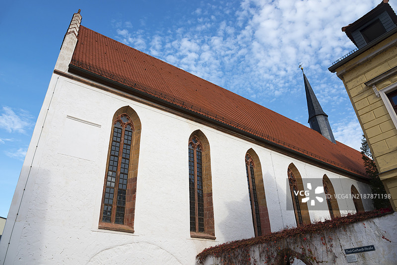 红瓦屋顶和哥特式窗户的教堂在蓝天之下,圣奥古斯丁修道院教堂,格里马,莱比锡,萨克森,德国,欧洲图片素材
