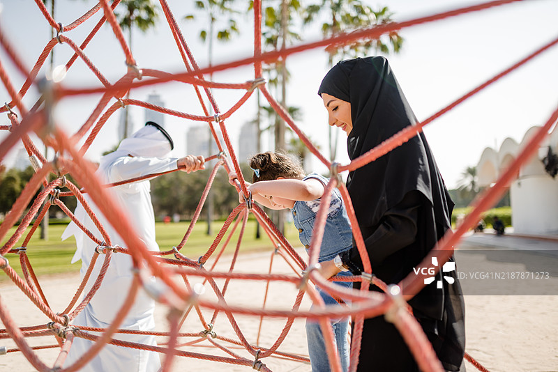 阿拉伯家庭在公园里玩耍图片素材