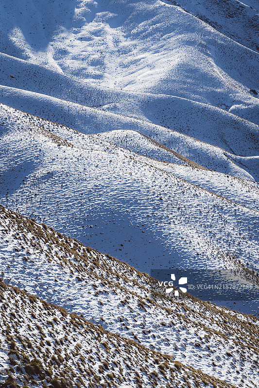 新西兰林迪斯山口雪覆盖的山丘及其纹理的特写细节图片素材