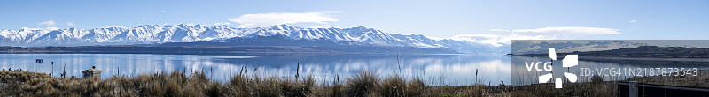 广阔的湖泊映衬着雪山的壮丽倒影，天空晴朗，林迪斯山口，新西兰，大洋洲图片素材