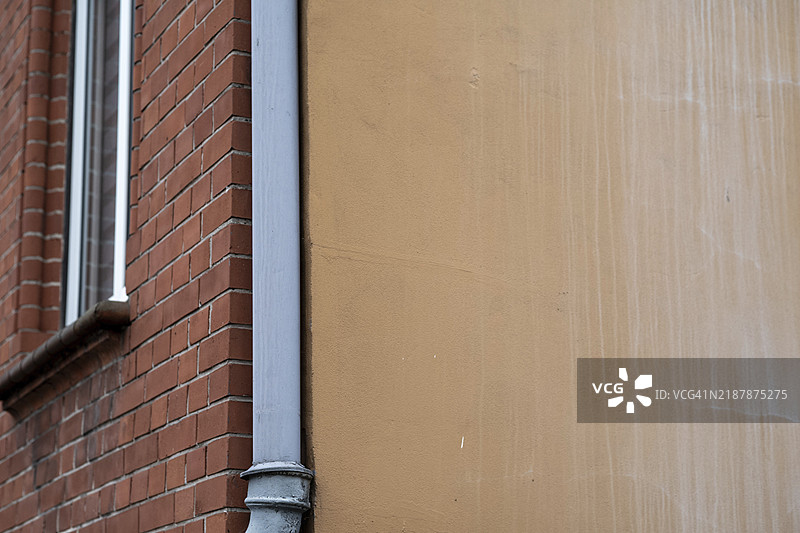 有雨水管的彩色房屋角落图片素材