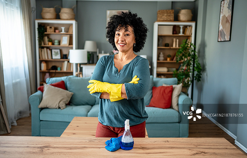 一位成熟的女性在打扫完房子后感到满意的肖像图片素材