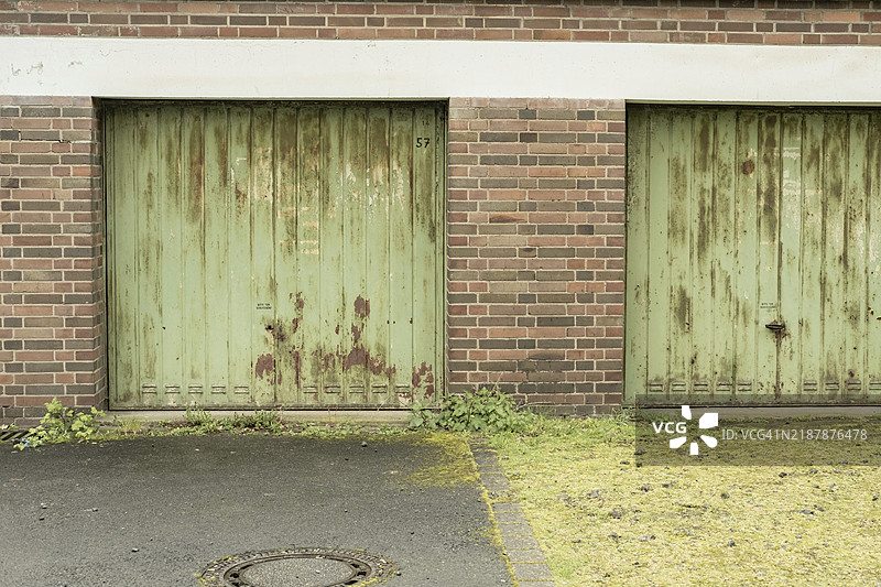 雨中的生锈绿色车库门图片素材