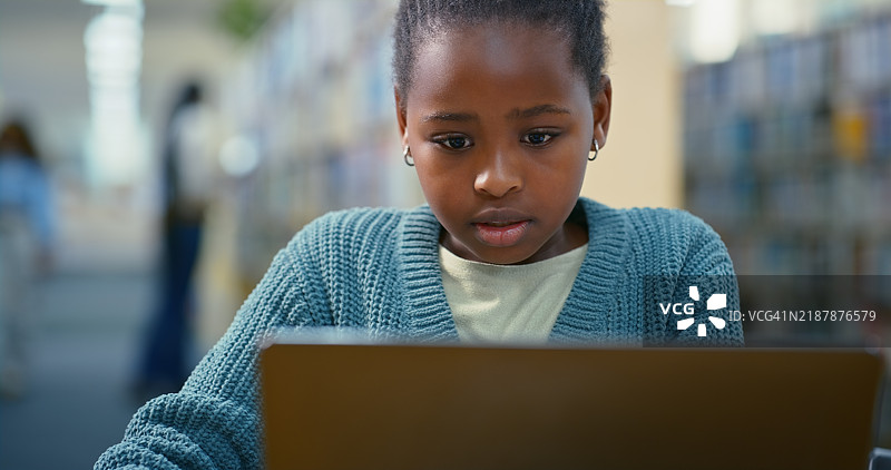 电脑、教育和在图书馆的黑人女孩，孩子和在线阅读的连接。发展、学校学生和使用笔记本电脑的孩子，学习或研究项目，电子学习或知识。图片素材