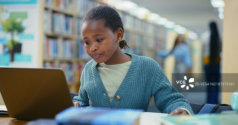 笔记本电脑、教育和在图书馆思考的黑人女孩，在线阅读网站信息。发展、小学生和使用电脑的孩子，进行学习或研究项目，电子学习或知识。图片素材