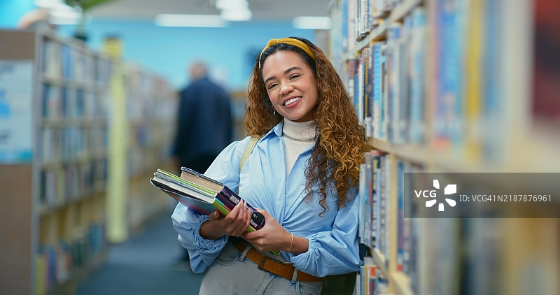 肖像，教育和手持书籍的女性，自信且在图书馆学习，大学生在校园中快乐。奖学金，骄傲和知识，微笑并为考试做准备，大学。图片素材