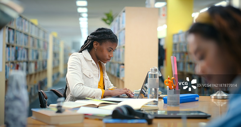 大学生在图书馆进行研究、教育和笔记本电脑使用，撰写论文、打字和项目规划。知识与学习，申请奖学金的学生。图片素材