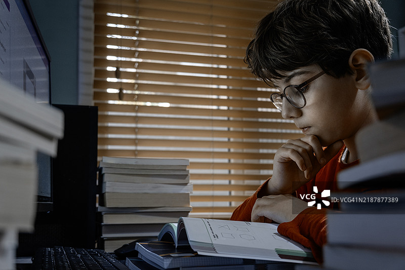 小学生在家阅读和学习图片素材