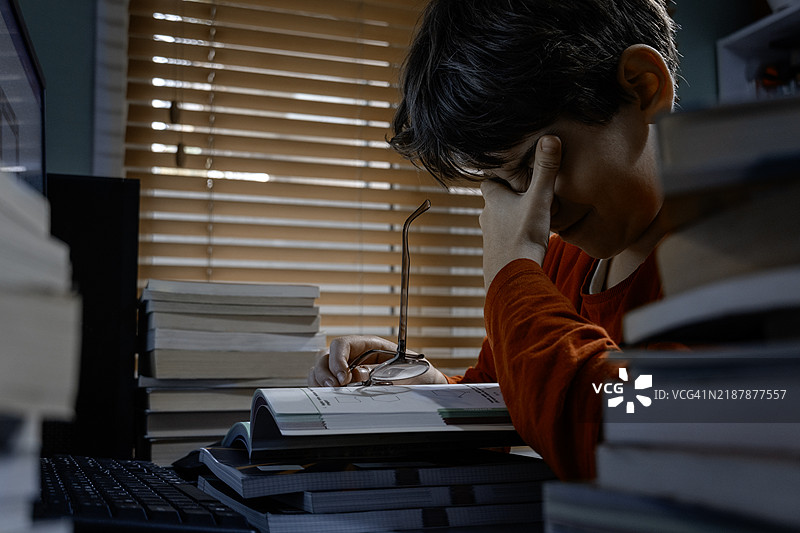 疲惫的学生在家中努力学习图片素材