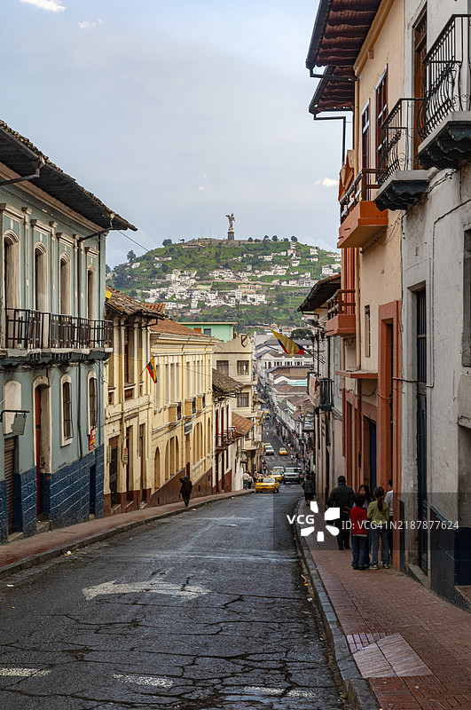 基多，老城区俯瞰潘内西略山的景色图片素材