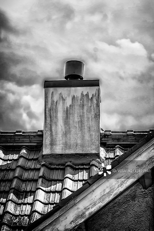 瓦屋顶上的烟囱图片素材