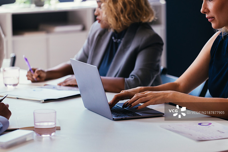 专业商务会议，团队成员在办公室协作图片素材