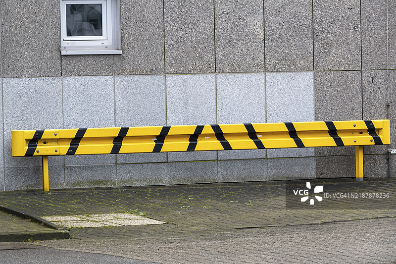 黑色和黄色的房屋护栏图片素材