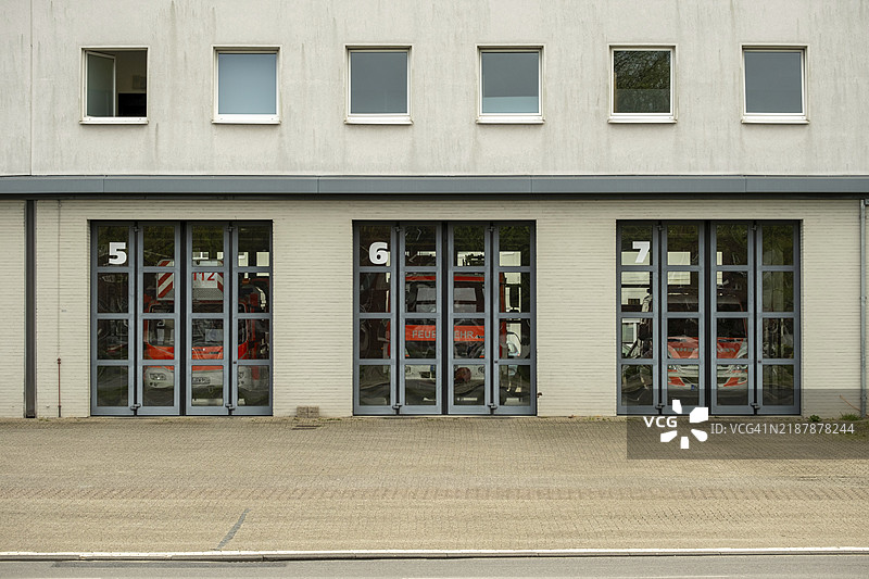 德国博特罗普的消防部门车库出口，消防车驶出。图片素材