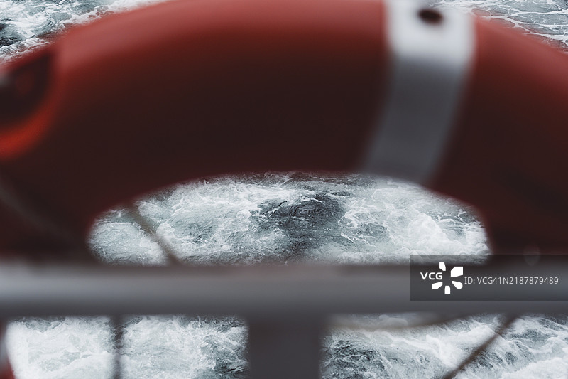 模糊海浪前的红白色救生圈特写，米尔福德峡湾，新西兰，大洋洲图片素材