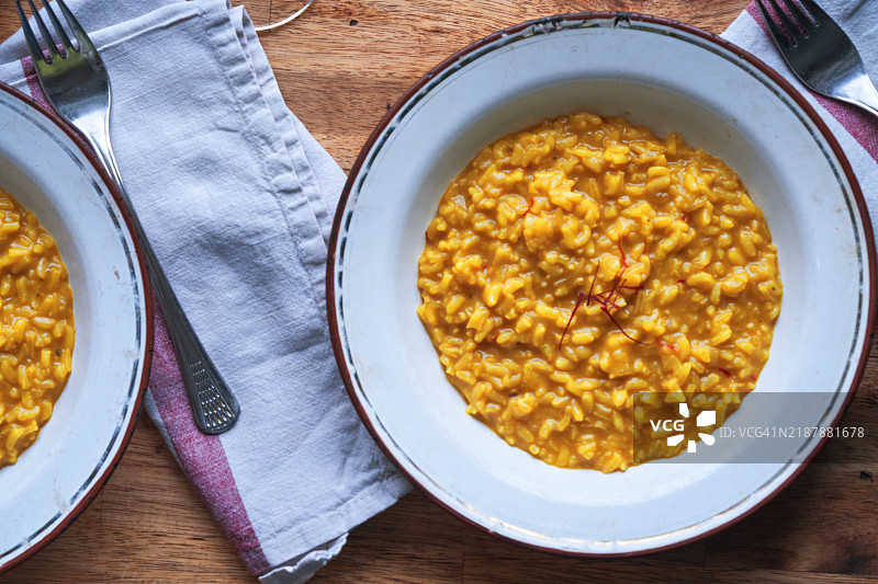 在家厨房准备藏红花意大利烩饭图片素材