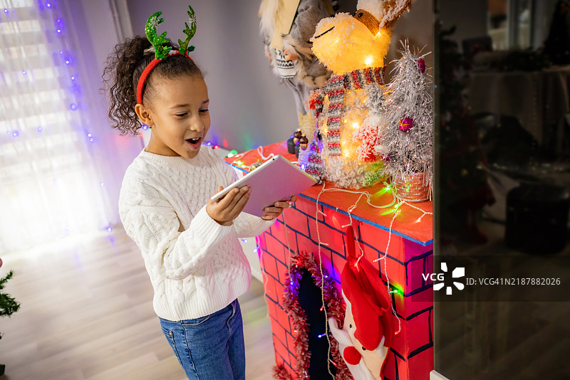 终于打开圣诞袜，看看里面有什么。图片素材