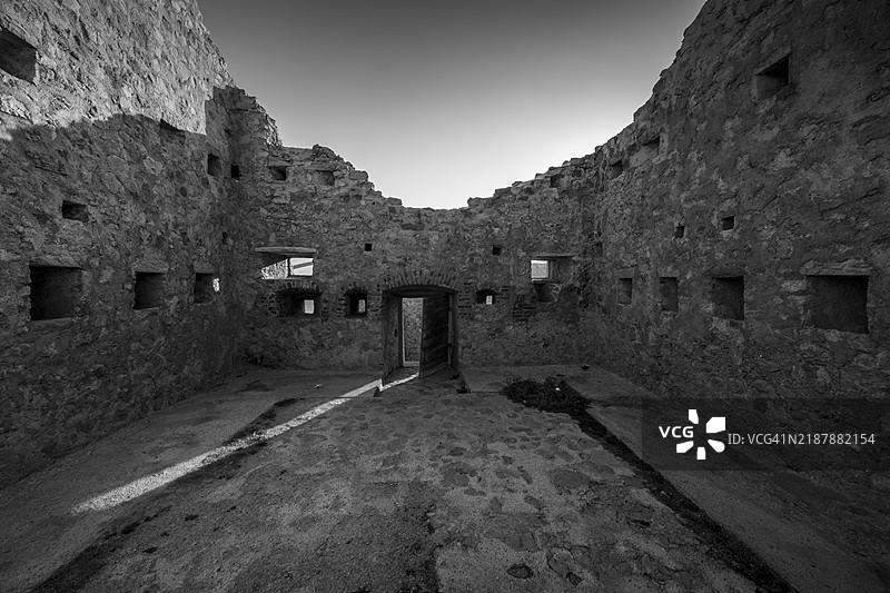 克罗地亚帕格岛的黑白废弃遗址，古老的入口和破碎的墙壁图片素材