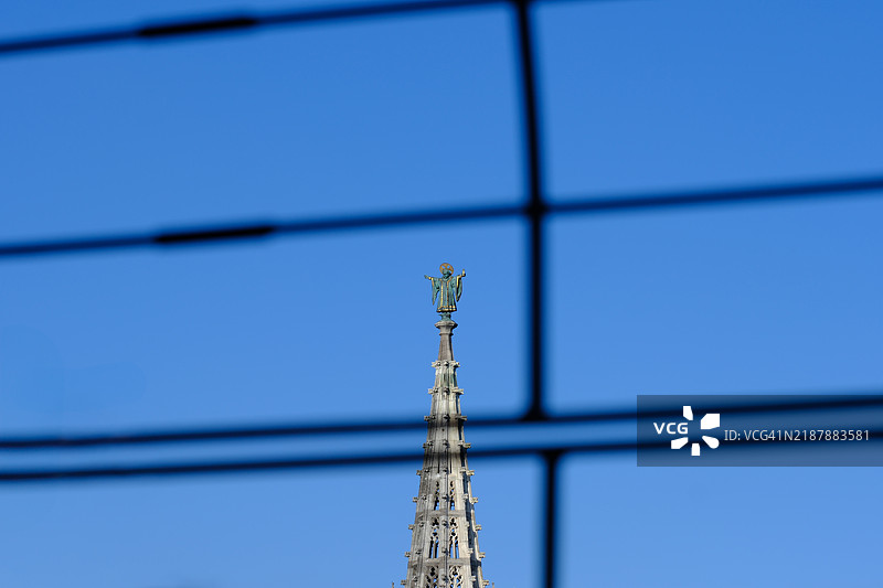 慕尼黑的慕尼黑小孩，远处塔顶的雕像图片素材