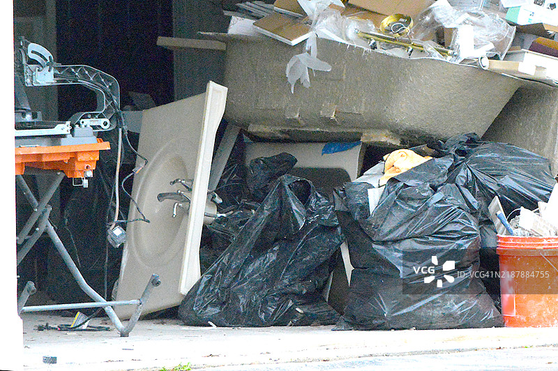 单户住宅车库里的杂物图片素材