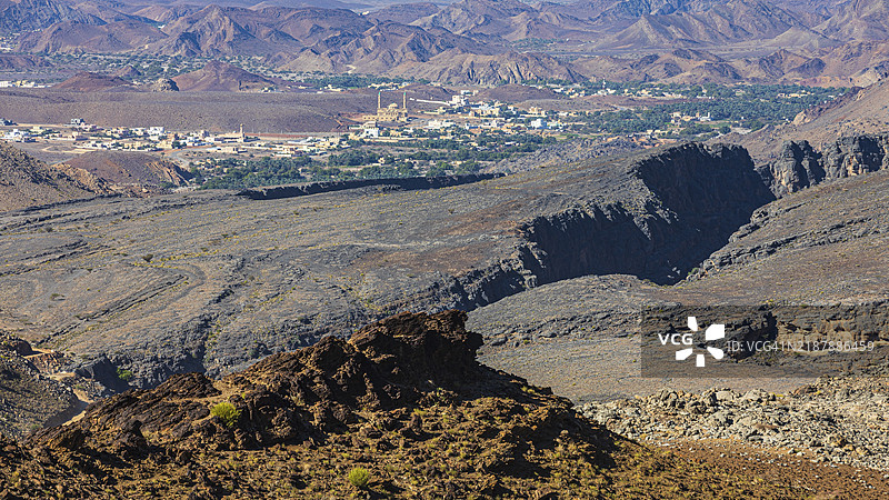 阿曼苏丹国阿尔艾因市的景观，俯瞰无植被的坡地和峡谷，阿拉伯半岛图片素材