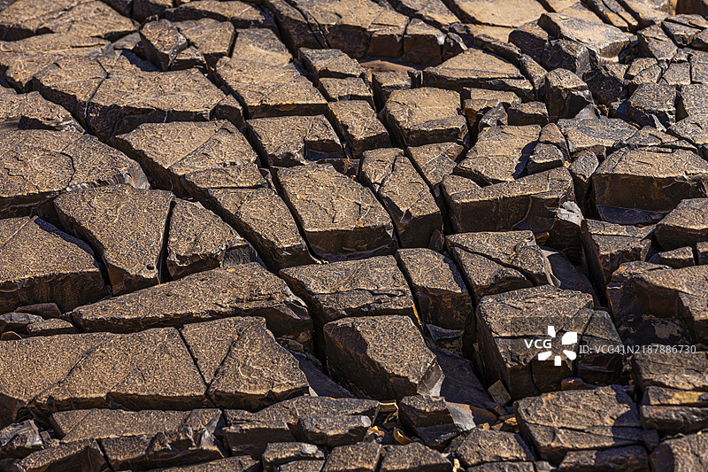 阿曼苏丹国阿尔艾因镇附近的蜂巢墓地的分裂岩石板图片素材