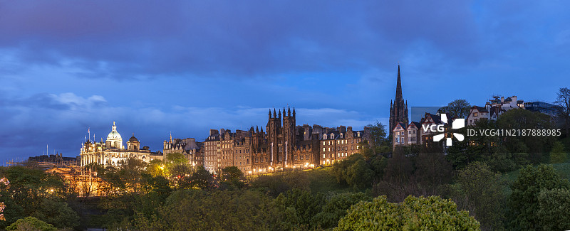 爱丁堡，从公主花园俯瞰旧城区的景色图片素材