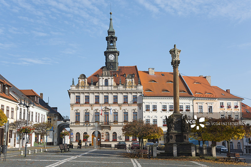 巴洛克风格的市政厅和圣三位一体瘟疫柱位于阳光明媚的市场广场，捷克利帕，波希米亚利帕，利贝雷茨州，捷克共和国，欧洲图片素材
