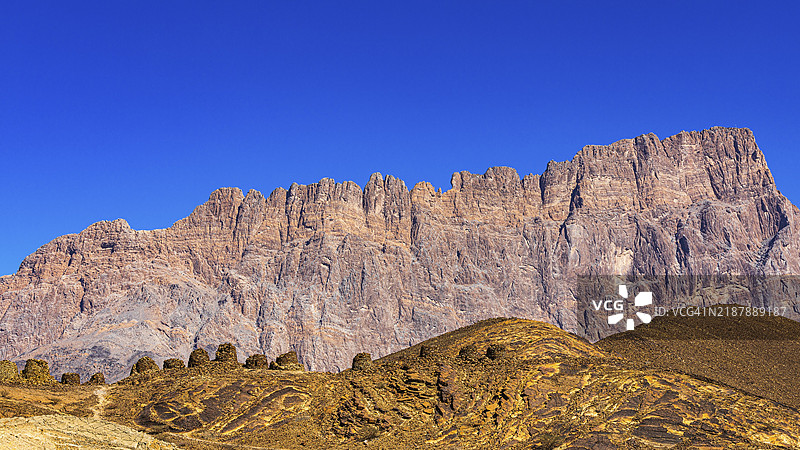用未经雕刻的石头建成的圆形墓葬,蜂窝形墓葬,位于阿曼苏丹国阿尔艾因镇附近的米什特山脉后方,阿拉伯半岛。图片素材