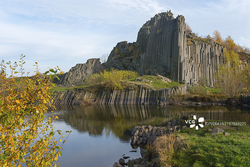 令人印象深刻的玄武岩柱在秋季环境中的宁静池塘中倒映,庄园房屋岩石,帕尔斯卡山,玄武岩隆起,自然纪念碑,普拉亨,帕尔亨,卡门尼基·塞诺夫,施泰因肖瑙,捷克共和国,欧洲图片素材
