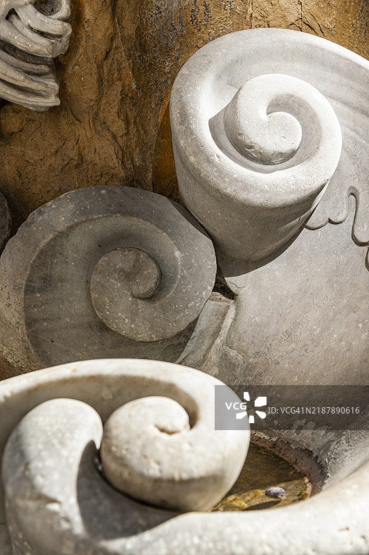 意大利佛罗伦萨，弗雷斯科巴尔迪广场喷泉的细节。图片素材