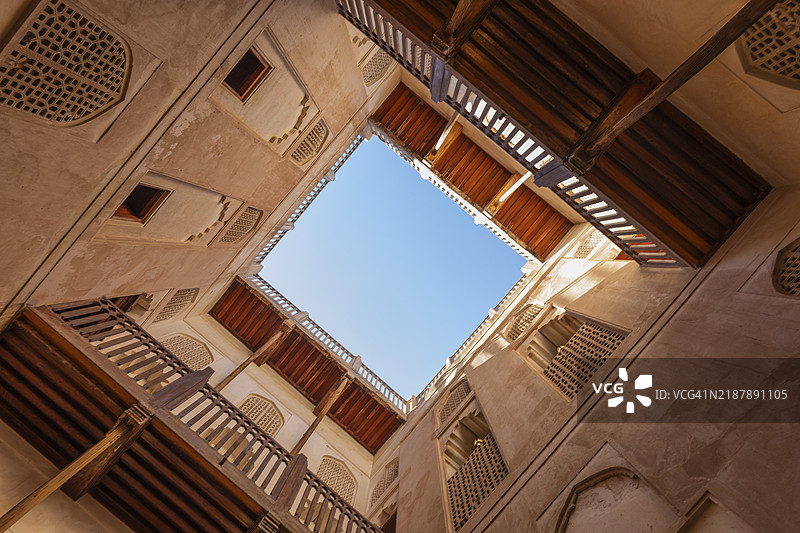 贾布林宫堡的内 courtyard,向上视角,贾布林,靠近巴赫拉镇,阿拉伯半岛,阿曼苏丹国图片素材