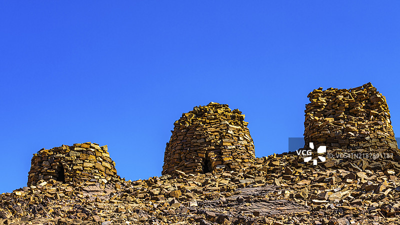 阿曼苏丹国阿尔艾因市附近的圆形墓葬，采用未经雕刻的石头建造，呈蜂窝状。图片素材