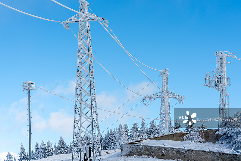 伊尔加兹山（Mt ILGAZ）滑雪胜地的钢缆被雪覆盖。图片素材