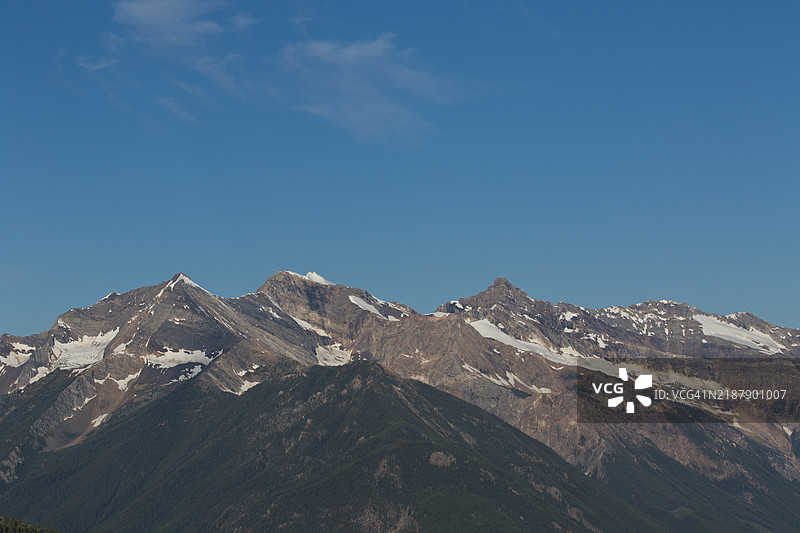 不列颠哥伦比亚省全景山村附近的山脉图片素材