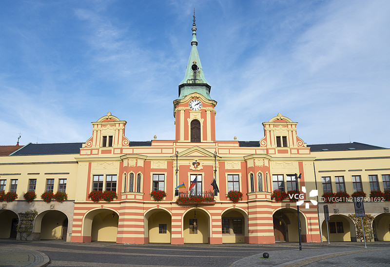 波希米亚小镇的巴洛克风格市政厅，中央塔楼与蓝天，市政厅，市场广场，梅尔尼克，梅尔尼克，捷克共和国，中波希米亚，欧洲图片素材