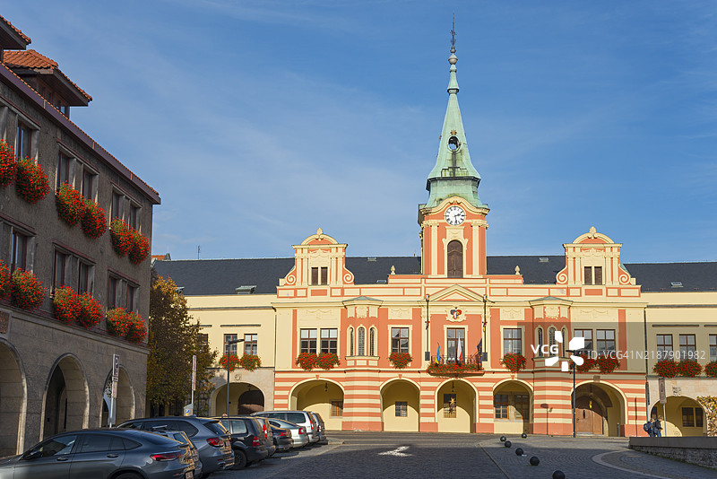 巴洛克风格市政厅的正面视图，蓝天清澈，波希米亚小镇氛围，市政厅，市场广场，梅尔尼克，梅尔尼克，捷克共和国中波希米亚，欧洲图片素材