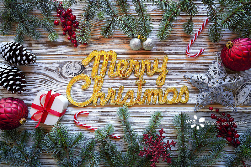 白色木背景上的“圣诞快乐”字样图片素材