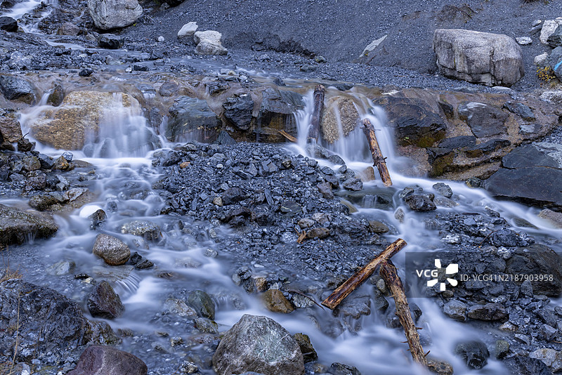 瑞士格劳宾登达沃斯的帕尔森小溪上的小急流图片素材