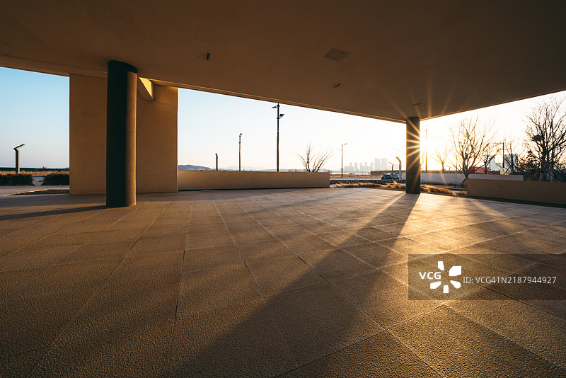 金色的日落照耀着建筑物。图片素材