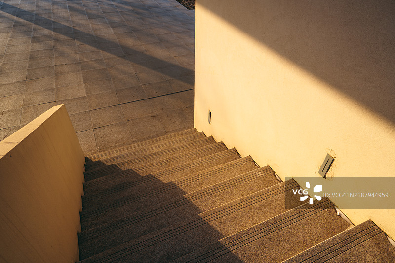 金色的日落照耀着建筑物。图片素材