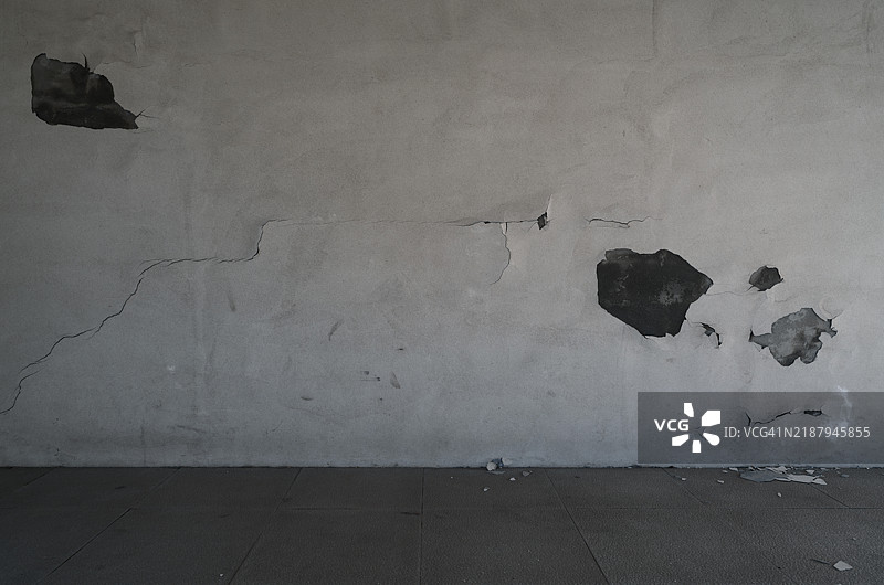 白色抹灰墙壁，背景有破损区域图片素材