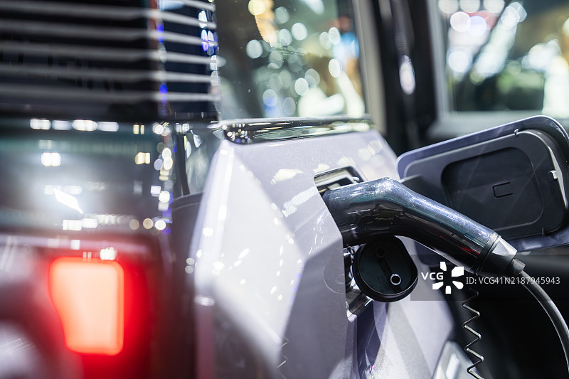 现代城市环境中电动车充电的特写镜头图片素材