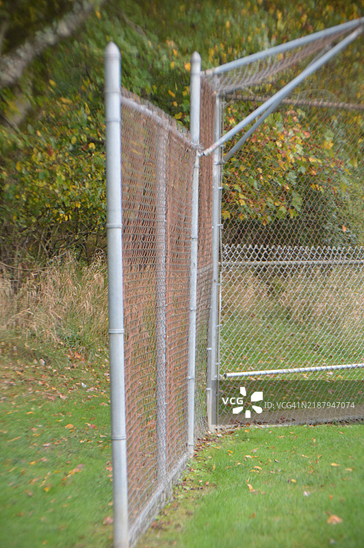 链条链接棒球防护网围栏图片素材