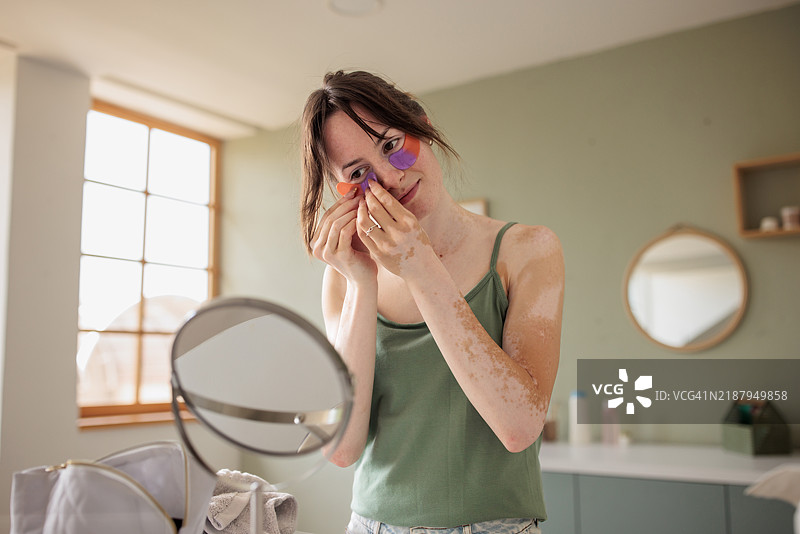 年轻女性在护肤时使用眼贴图片素材